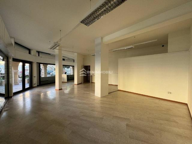 Locale Commerciale in affitto a Rezzato, Lombardia