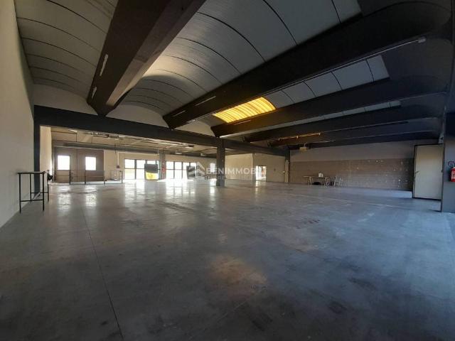 Locale Commerciale in affitto a Rezzato, Lombardia