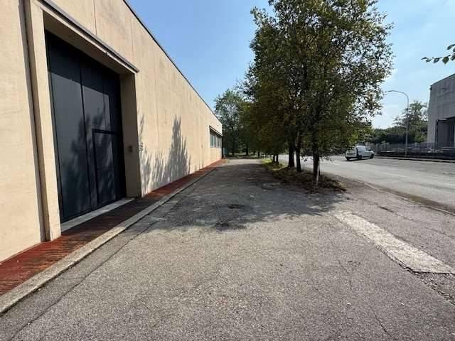Locale Commerciale in affitto a Zona Est, Rezzato