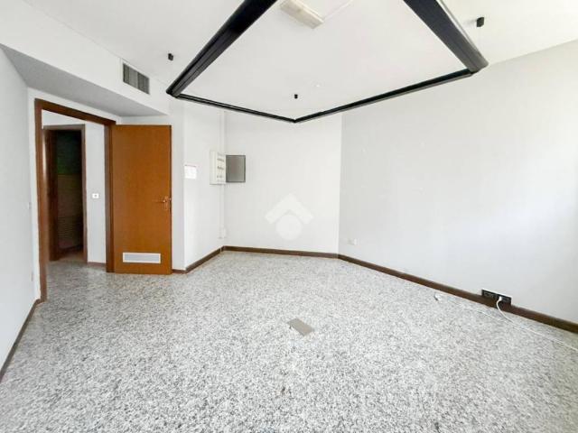 Locale Commerciale in affitto a Treponti, Rezzato