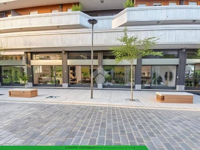 Locale Commerciale in affitto a San Giovanni, Rho
