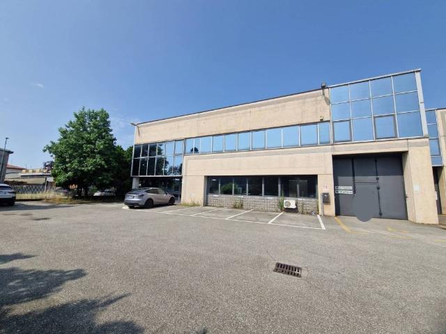 Locale Commerciale in affitto a Rho, Lombardia