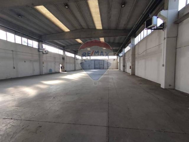Locale Commerciale in affitto a Rho, Lombardia