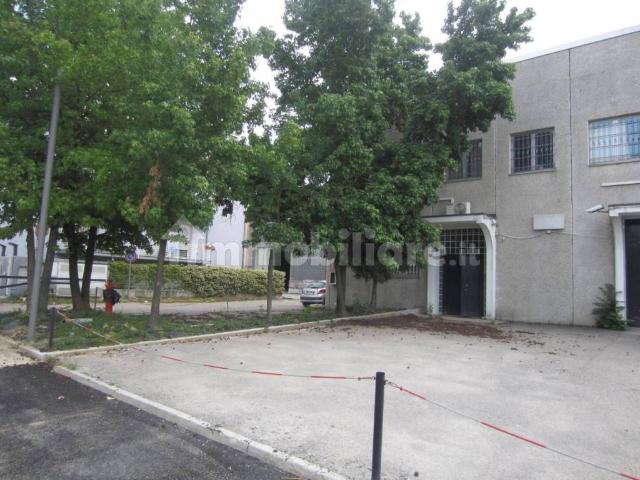 Locale Commerciale in affitto a Rho, Lombardia