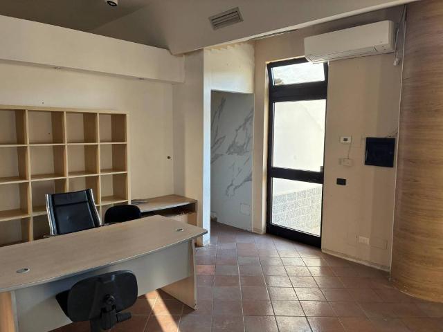 Locale Commerciale in affitto a Rho, Lombardia