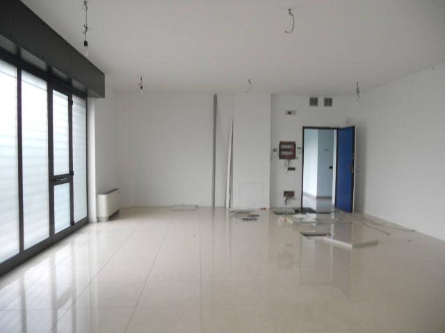 Locale Commerciale in affitto a Rho, Lombardia