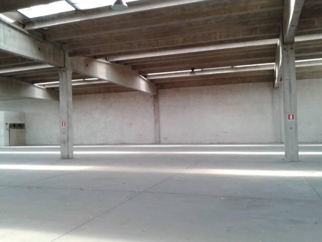 Locale Commerciale in affitto a Rho, Lombardia