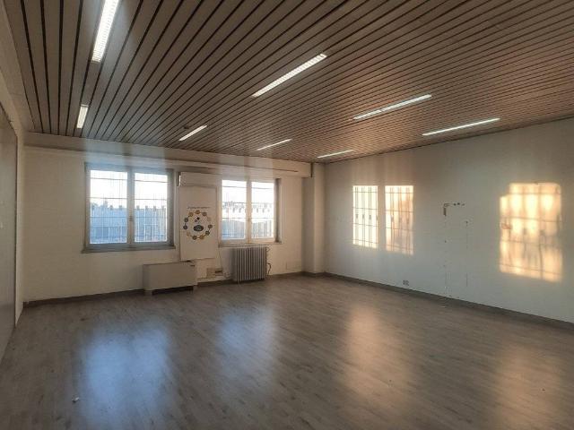 Locale Commerciale in affitto a Rho, Lombardia