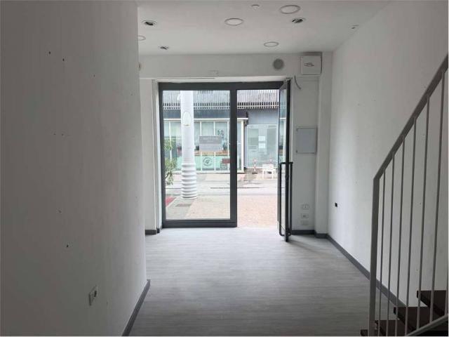Locale Commerciale in affitto a Riccione, Reggio Emilia