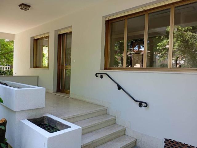 Locale Commerciale in affitto a Riccione, Reggio Emilia