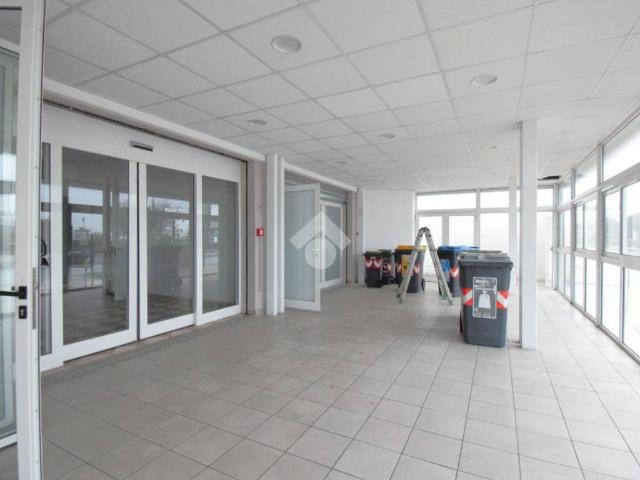 Locale Commerciale in affitto a Riccione, Reggio Emilia