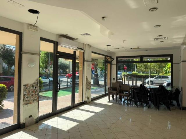 Locale Commerciale in affitto a Riccione, Reggio Emilia