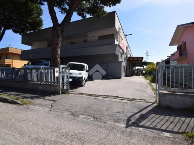 Locale Commerciale in affitto a Riccione, Reggio Emilia
