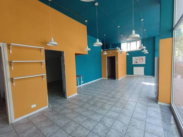 Locale Commerciale in affitto a Riccione, Reggio Emilia