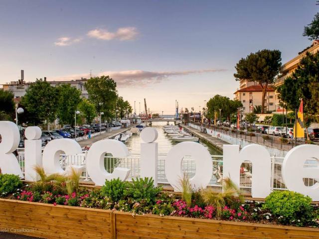 Locale Commerciale in affitto a Abissinia, Riccione