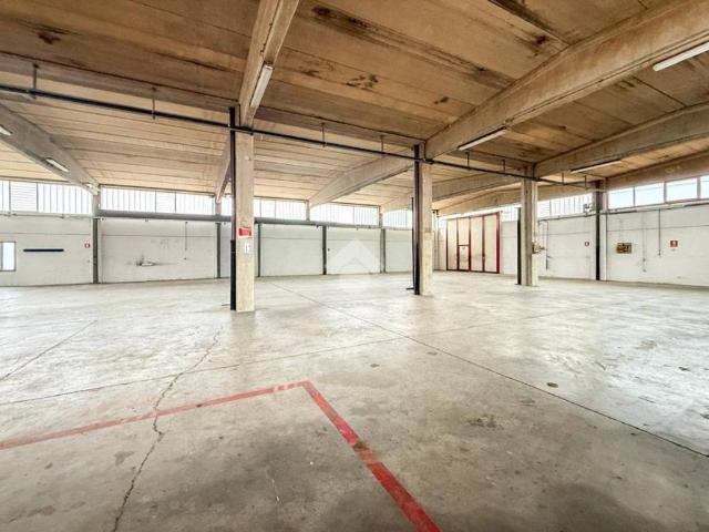 Locale Commerciale in affitto a Ricengo, Lombardia