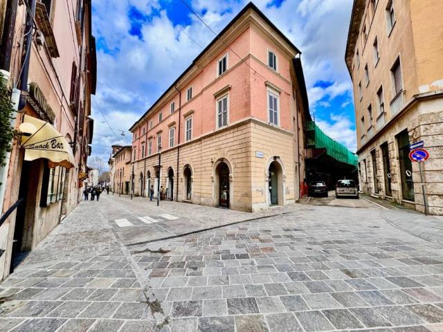 Locale Commerciale in affitto a Regina Pacis, Rieti