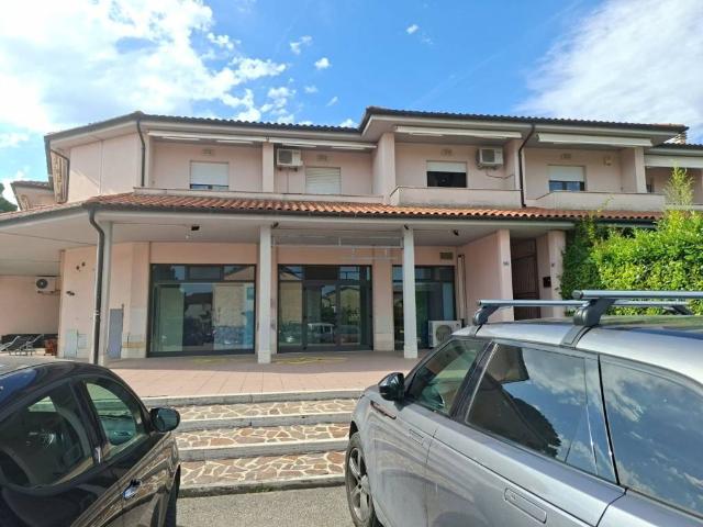 Locale Commerciale in affitto a Chiesa Nuova, Rieti