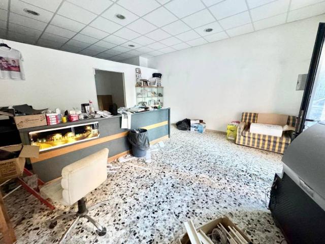 Locale Commerciale in affitto a Regina Pacis, Rieti