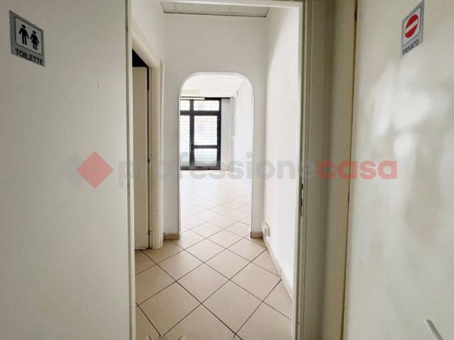 Locale Commerciale in affitto a Regina Pacis, Rieti