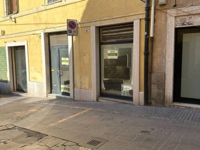 Locale Commerciale in affitto a Regina Pacis, Rieti