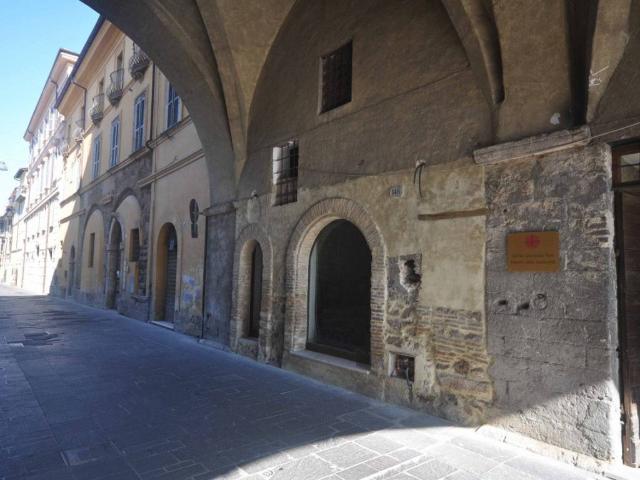 Locale Commerciale in affitto a Regina Pacis, Rieti