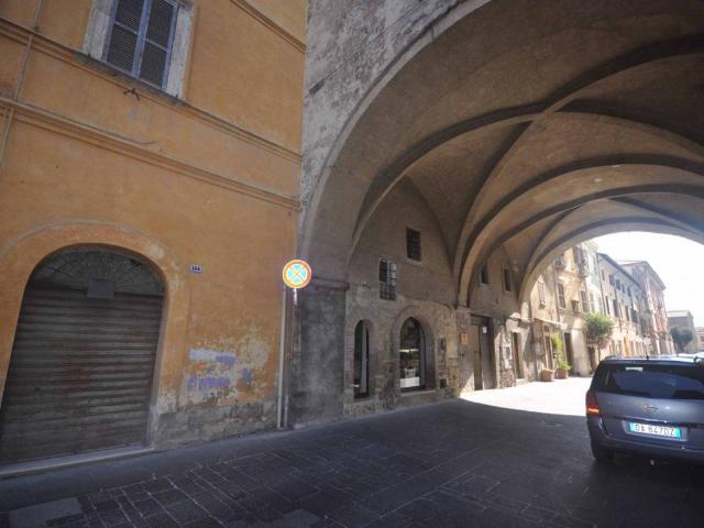 Locale Commerciale in affitto a Regina Pacis, Rieti