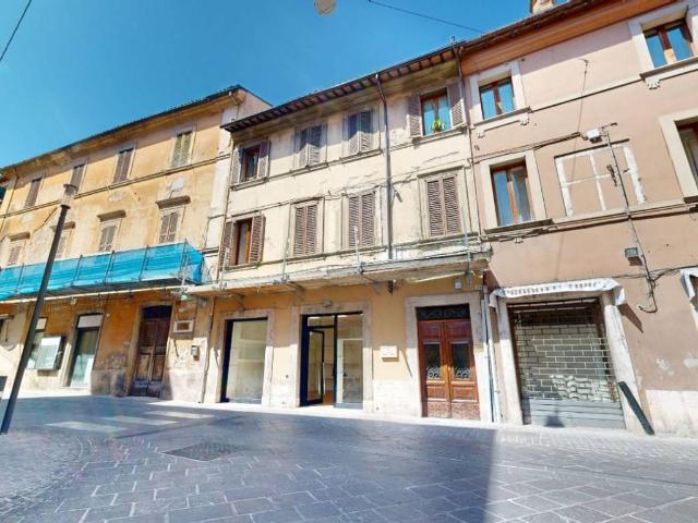 Locale Commerciale in affitto a Regina Pacis, Rieti