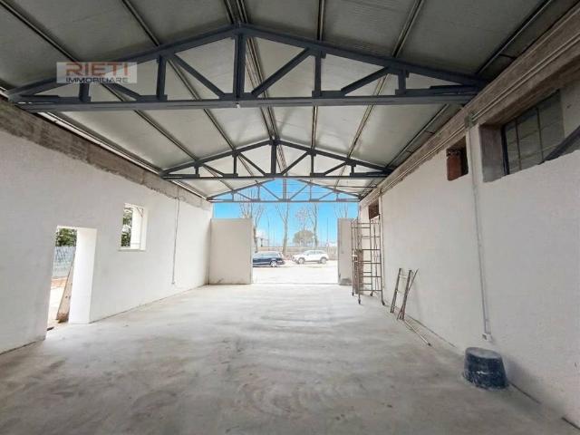 Locale Commerciale in affitto a Quattro Strade, Rieti