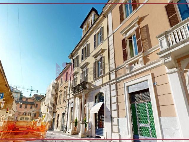 Locale Commerciale in affitto a Regina Pacis, Rieti