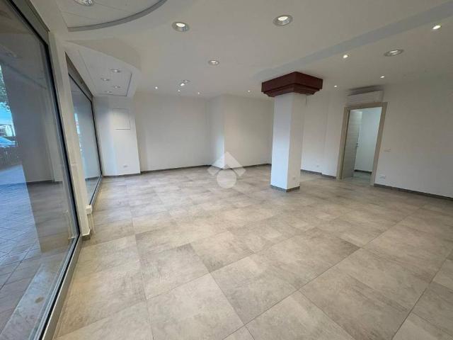 Locale Commerciale in affitto a Rimini, Reggio Emilia