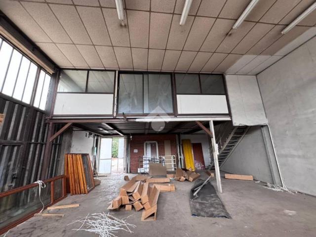 Locale Commerciale in affitto a Villaggio 1° maggio, Rimini