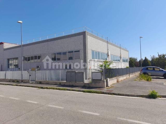 Locale Commerciale in affitto a Villaggio 1° maggio, Rimini