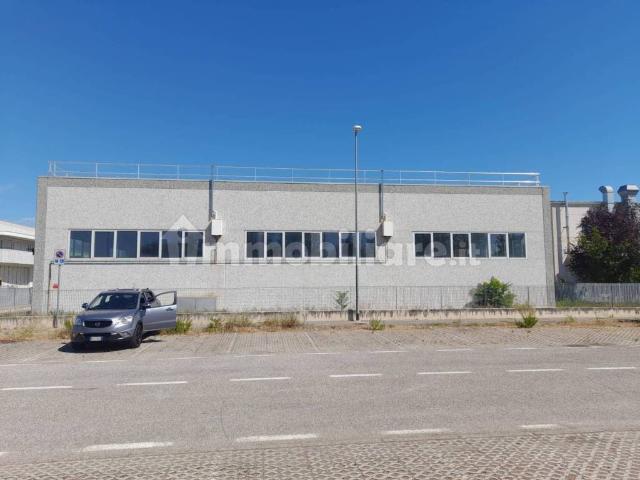 Locale Commerciale in affitto a Villaggio 1° maggio, Rimini