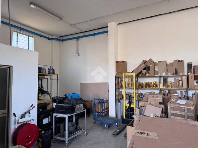 Locale Commerciale in affitto a Villaggio 1° maggio, Rimini