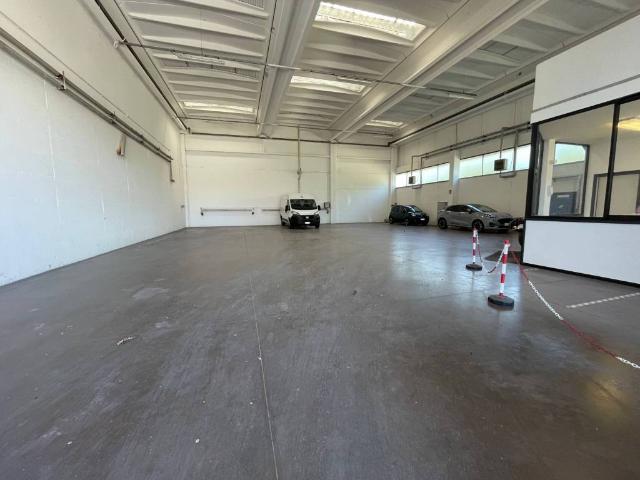 Locale Commerciale in affitto a Villaggio 1° maggio, Rimini