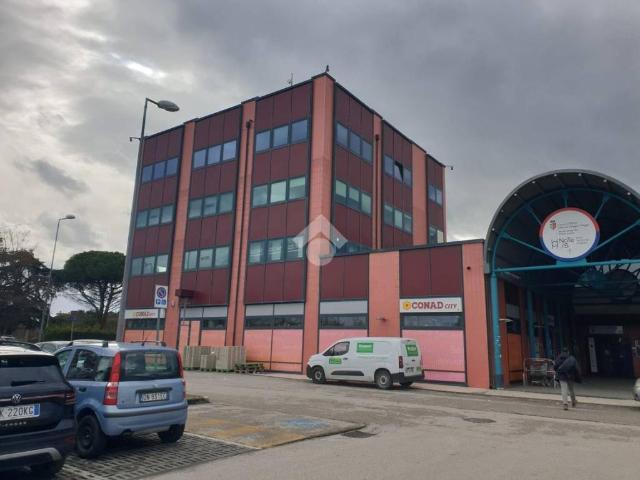 Locale Commerciale in affitto a Villaggio 1° maggio, Rimini