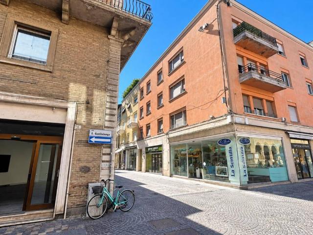 Locale Commerciale in affitto a Rimini, Reggio Emilia