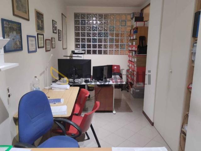 Locale Commerciale in affitto a Villaggio 1° maggio, Rimini