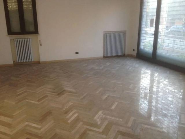 Locale Commerciale in affitto a Rimini, Reggio Emilia