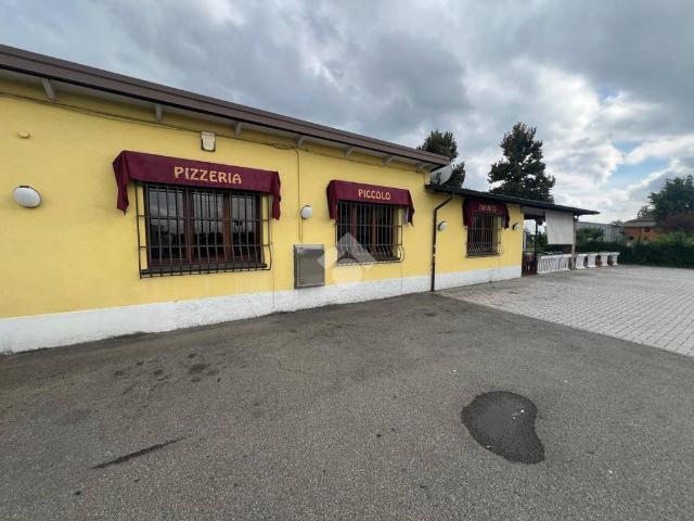 Locale Commerciale in affitto a Pianura Reggiana, Re
