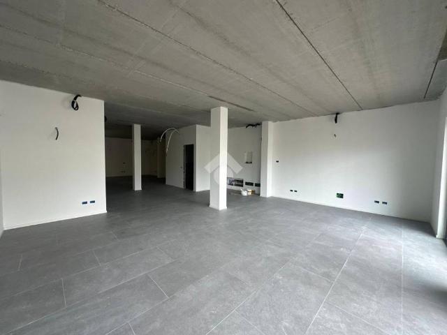 Locale Commerciale in affitto a Comunità Alto Garda e Ledro, Riva