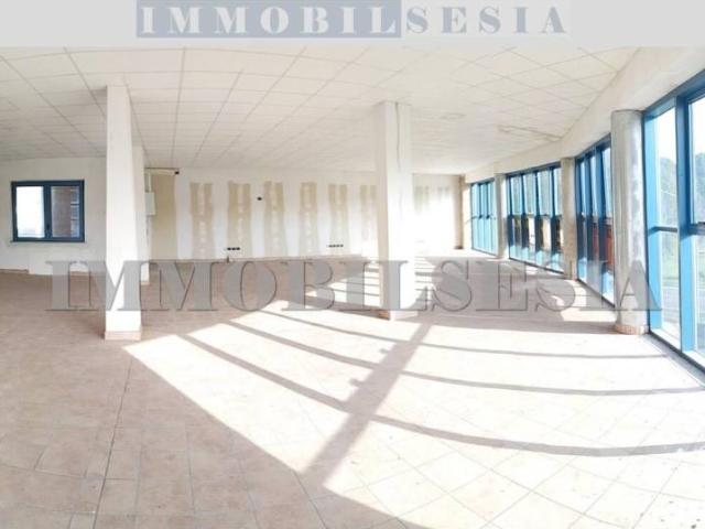 Locale Commerciale in affitto a Piemonte, Vercelli