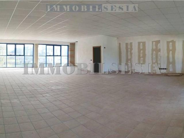 Locale Commerciale in affitto a Piemonte, Vercelli
