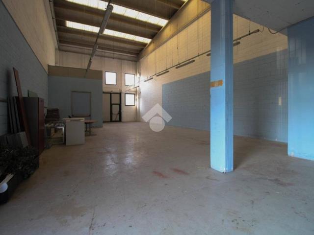Locale Commerciale in affitto a Robbiate, Lombardia