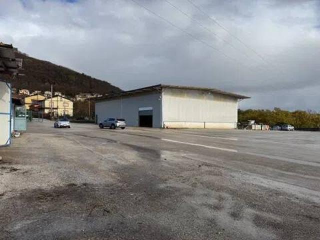 Locale Commerciale in affitto a Roccamonfina, Campania