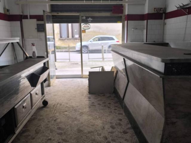 Locale Commerciale in affitto a Roccapiemonte, Campania