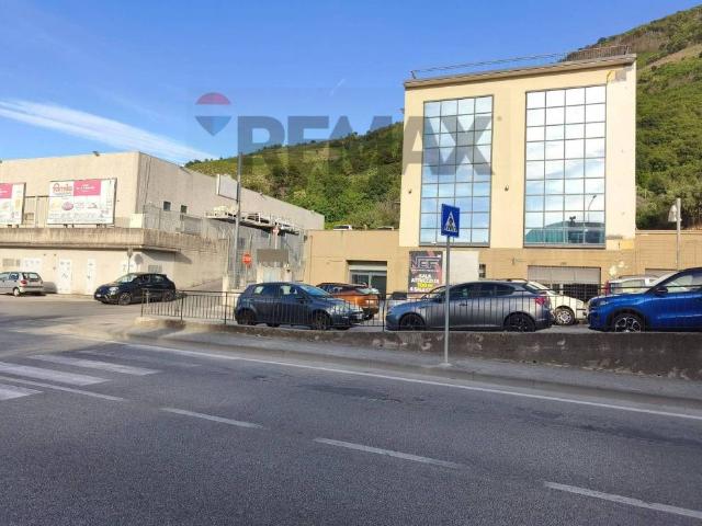 Locale Commerciale in affitto a Roccapiemonte, Campania