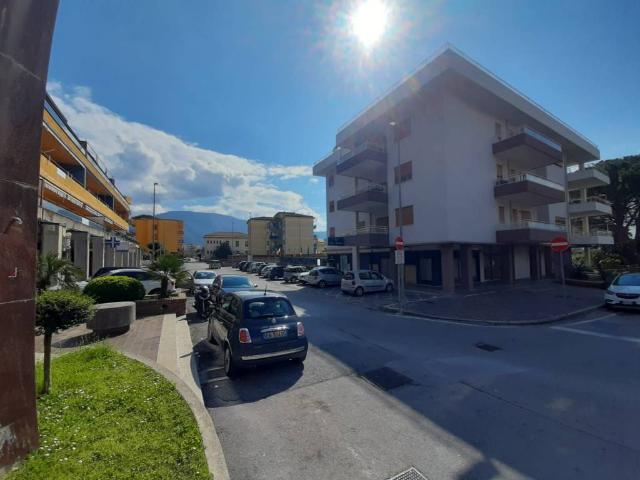 Locale Commerciale in affitto a Roccapiemonte, Campania