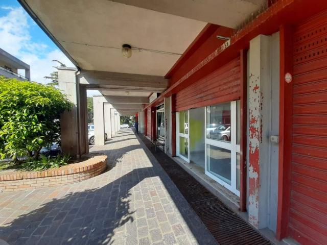Locale Commerciale in affitto a Roccapiemonte, Campania